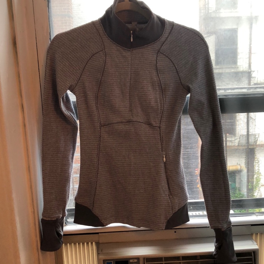 Warm up jacket with pocket